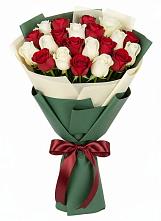 Букет Микс из красных и белых роз в Праслово
