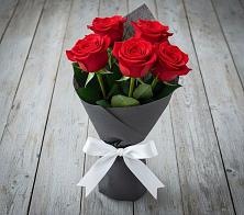 Букет 5 Красных роз Эдлесс Лав в Праслово