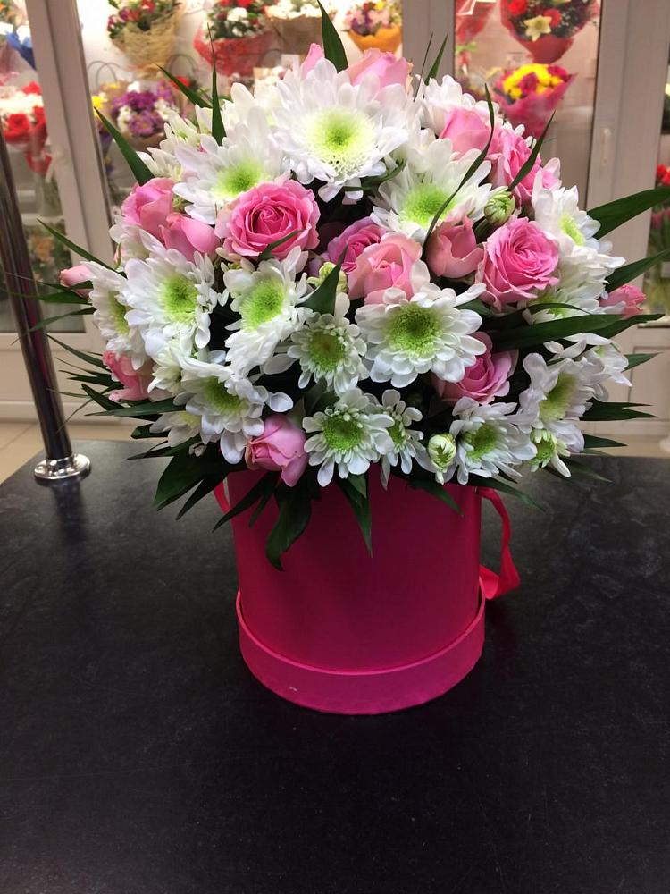 Цветочная композиция из Розы и Хризантемы в шляпной коробке в Праслово