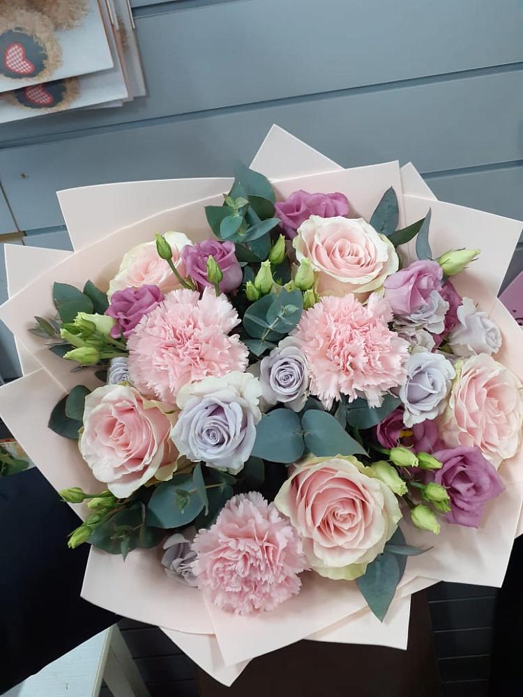 Букет цветов из: Розы, Гвоздики и Лизиантусы в Праслово